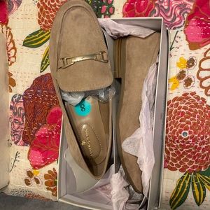 Never worn. Size 8 tan suede bandolino.